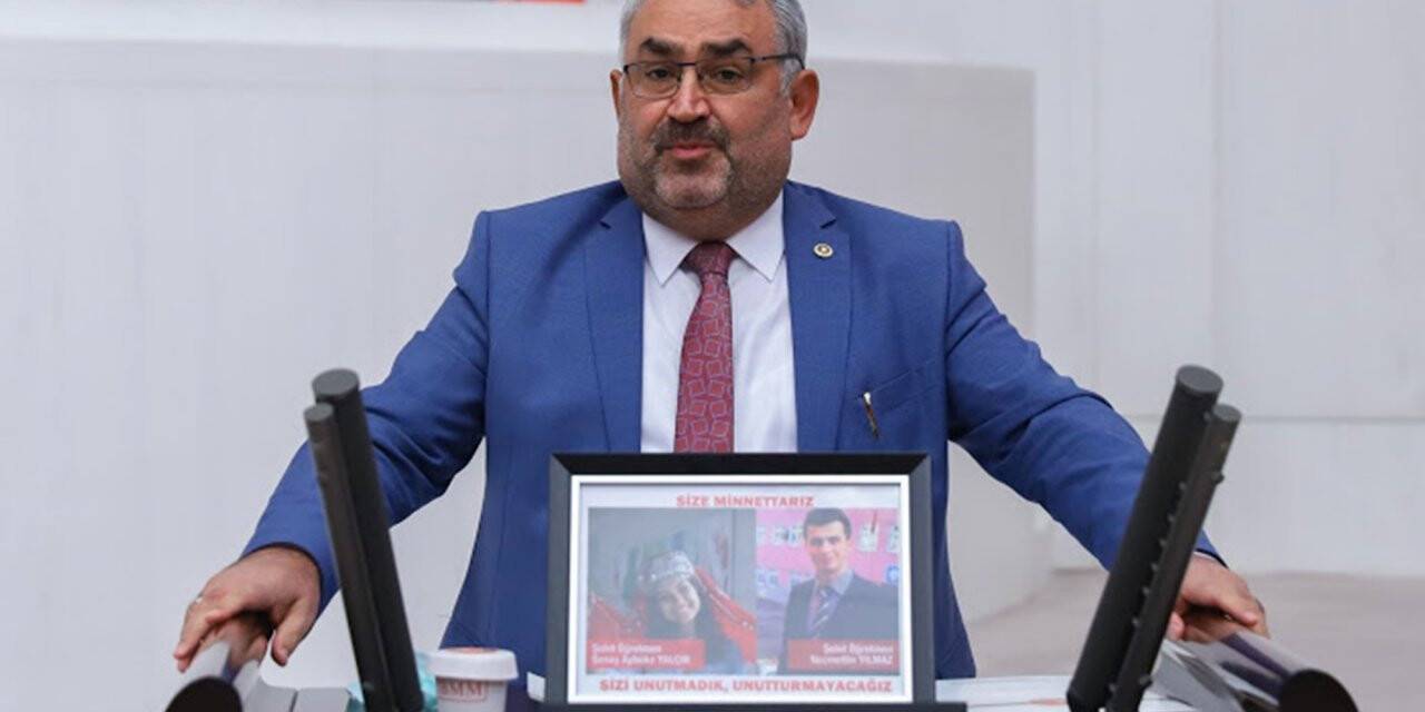 Milletvekili Halil Etyemez, TBMM’de Şehit Öğretmenlerin Fotoğrafıyla Kürsüye Çıktı