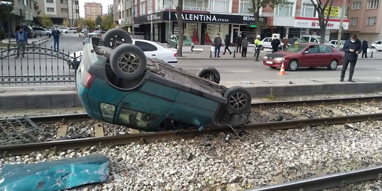 Konya’da kaza! Otomobil tramvay yoluna devrildi