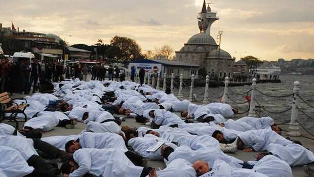 "İNSANLIĞIN ÖLÜMÜ"NÜ TEMSİL ETTİLER