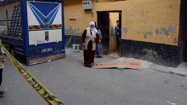 Bebek kamyonetin altında kaldı