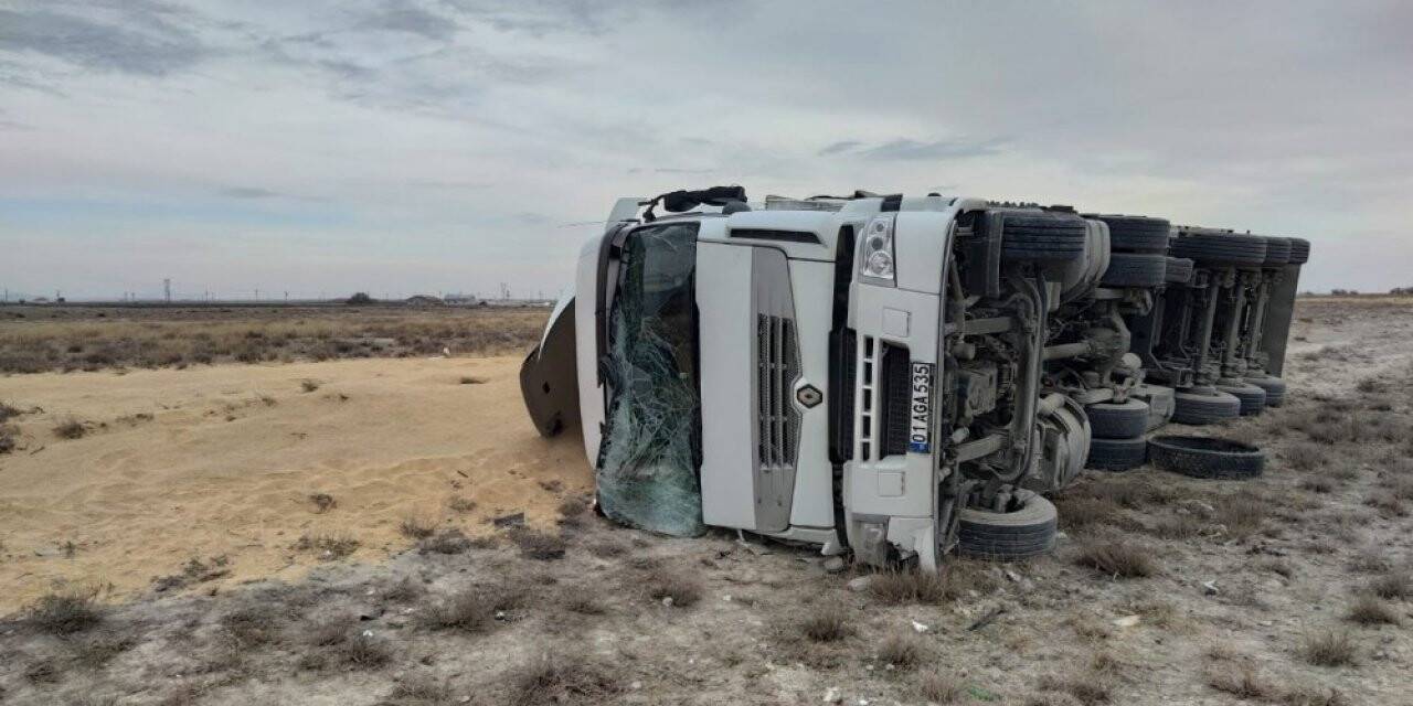Konya'da buğday yüklü tır şarampole devrildi: 1 yaralı