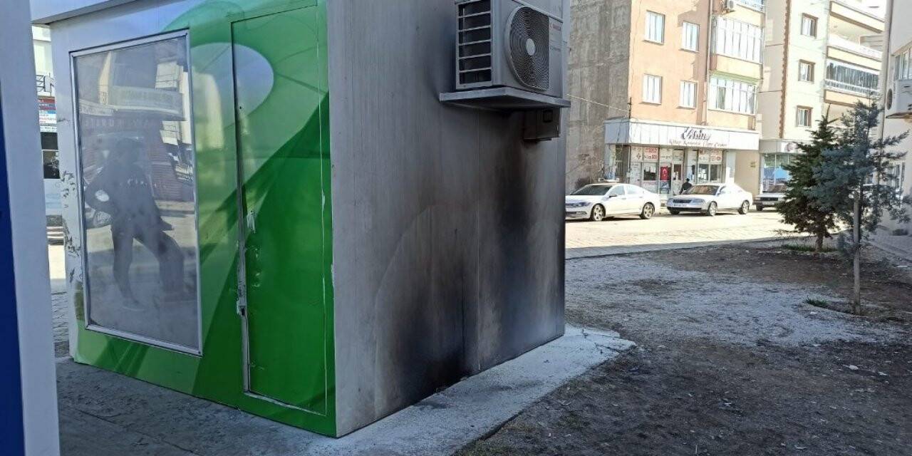 Bankaya sinirlenip ATM’yi yakmak istedi