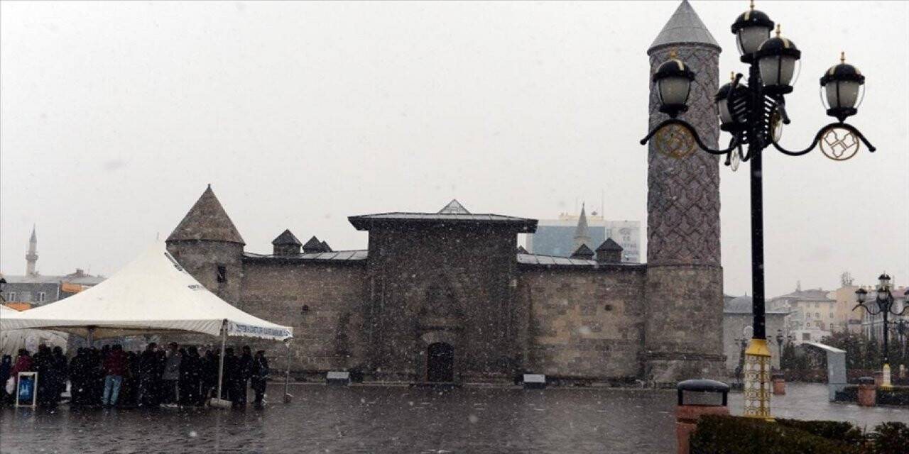 Erzurum'da kar yağışı etkili oluyor