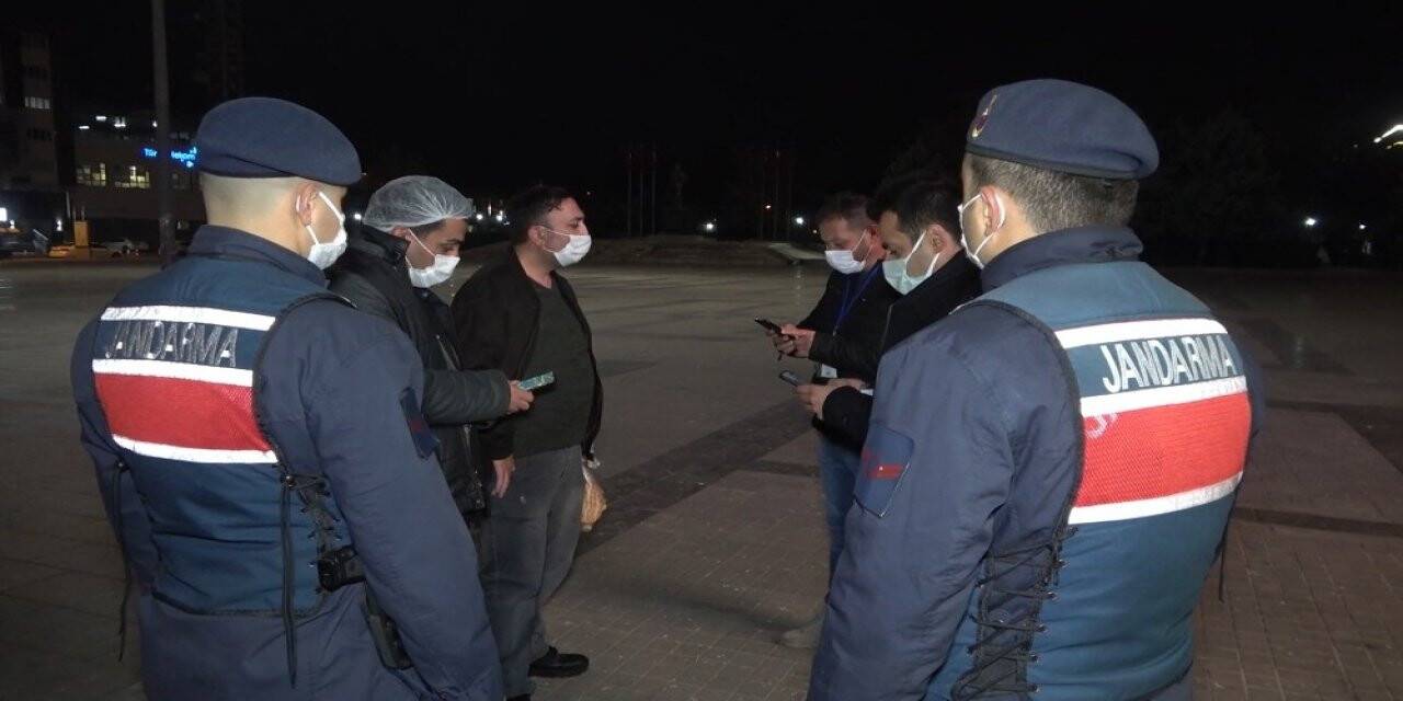 ‘Kimse yok’ diye sokakta sigara içerken ekiplere yakalandı