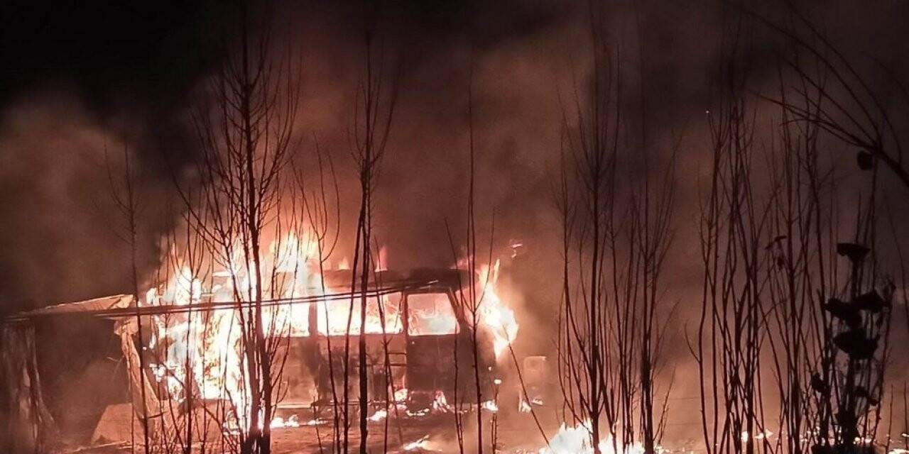 Konya'da park halindeki minibüs alev alev yandı