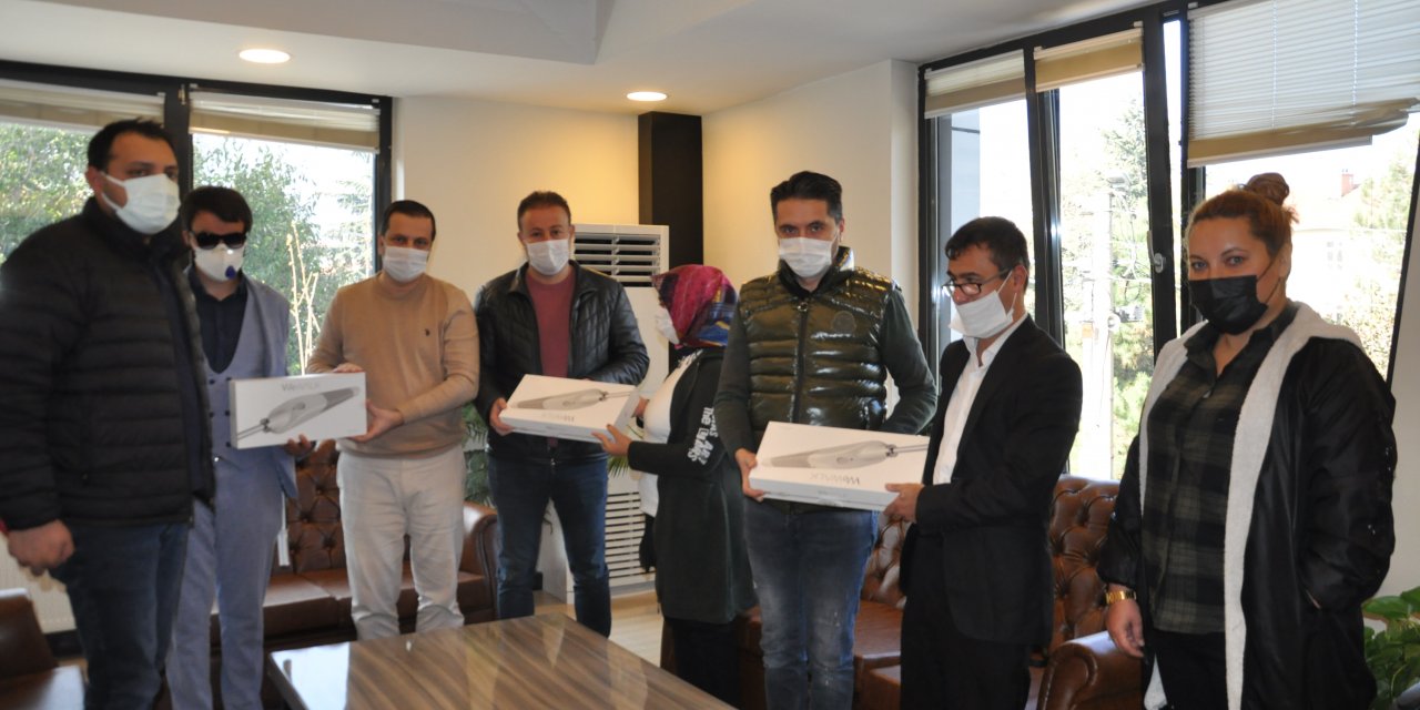 Akşehir'de görme engelli 3 kişiye akıllı baston hediyesi