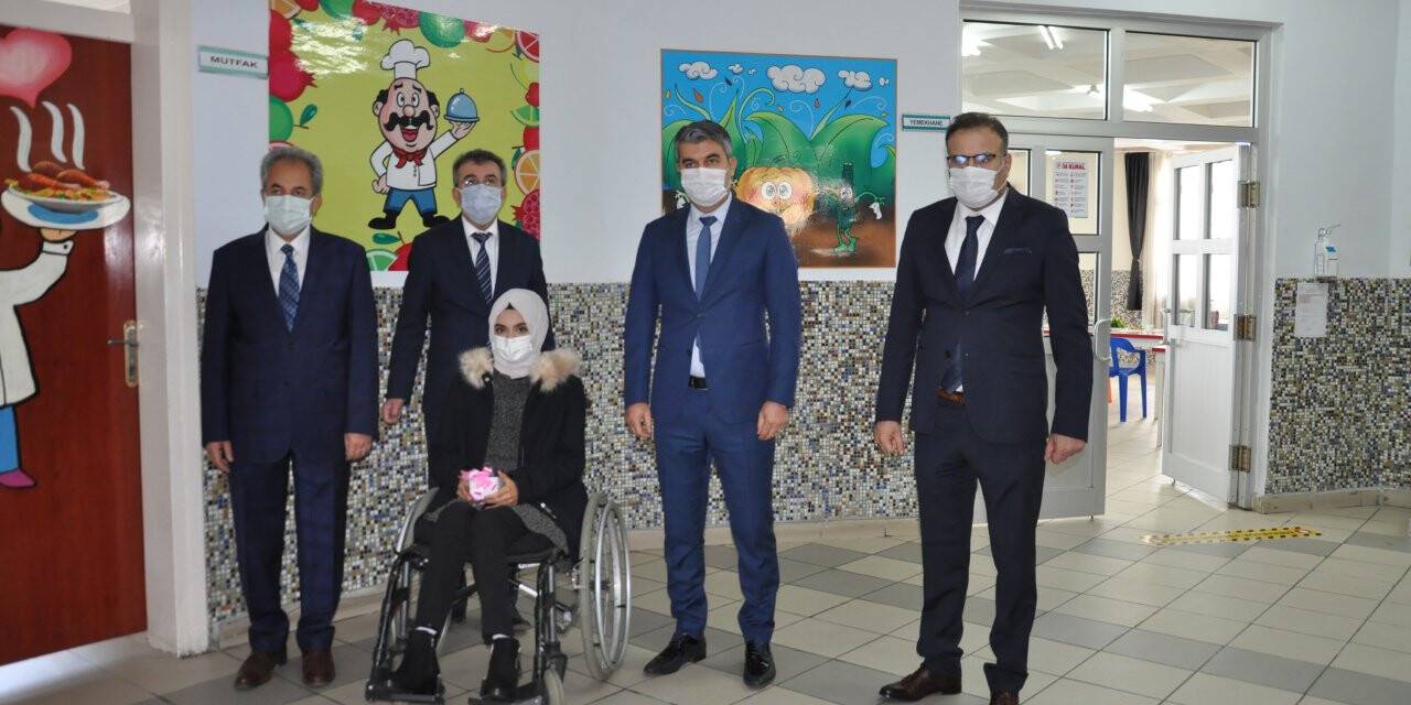 Akşehir'de özel eğitim okuluna protokolden ziyaret