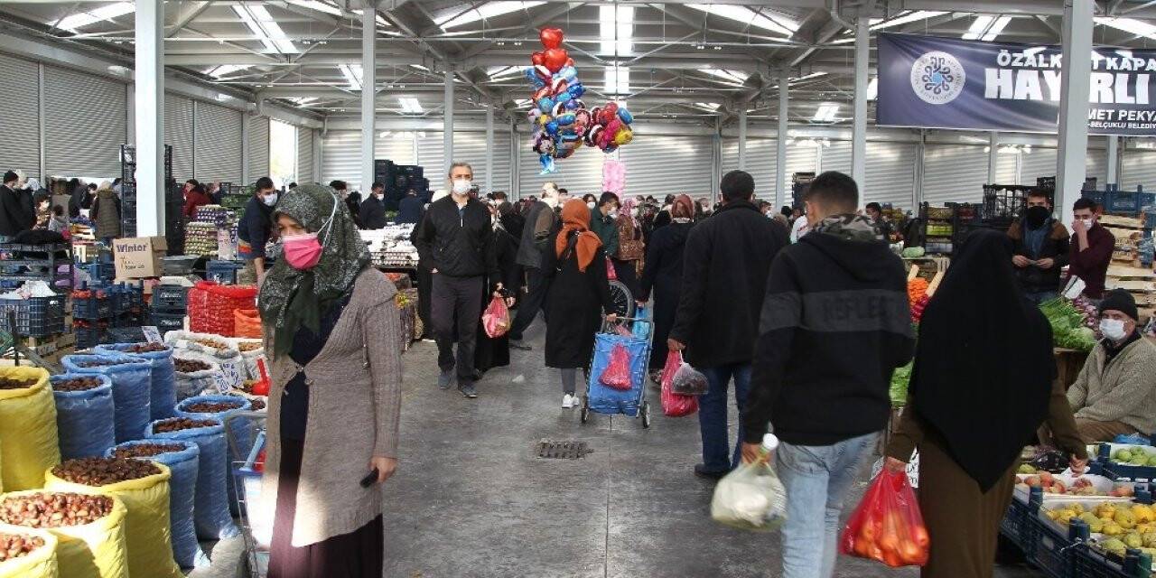 Konya’da sokağa çıkma kısıtlaması öncesi semt pazarlarında yoğunluk