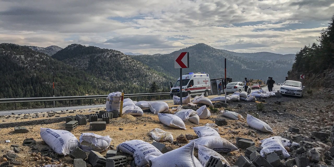 Konya - Antalya yolunda arpa yüklü kamyon devrildi