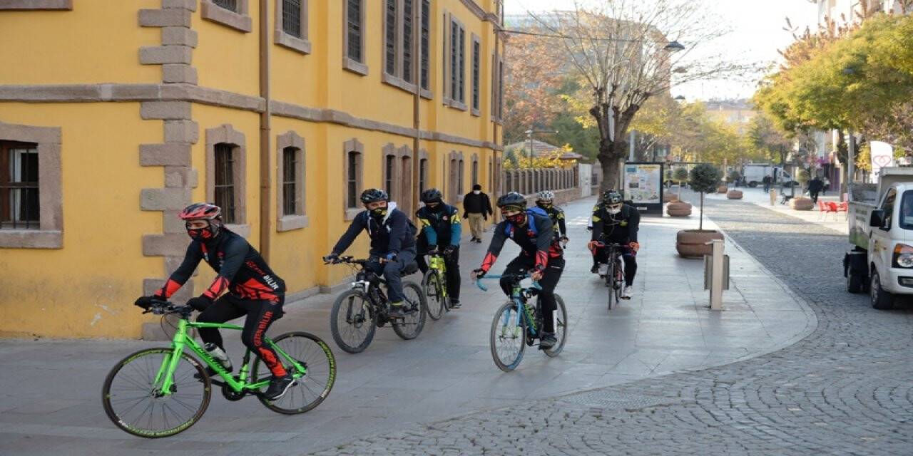 Bisikletçilerden Kan Bağışı