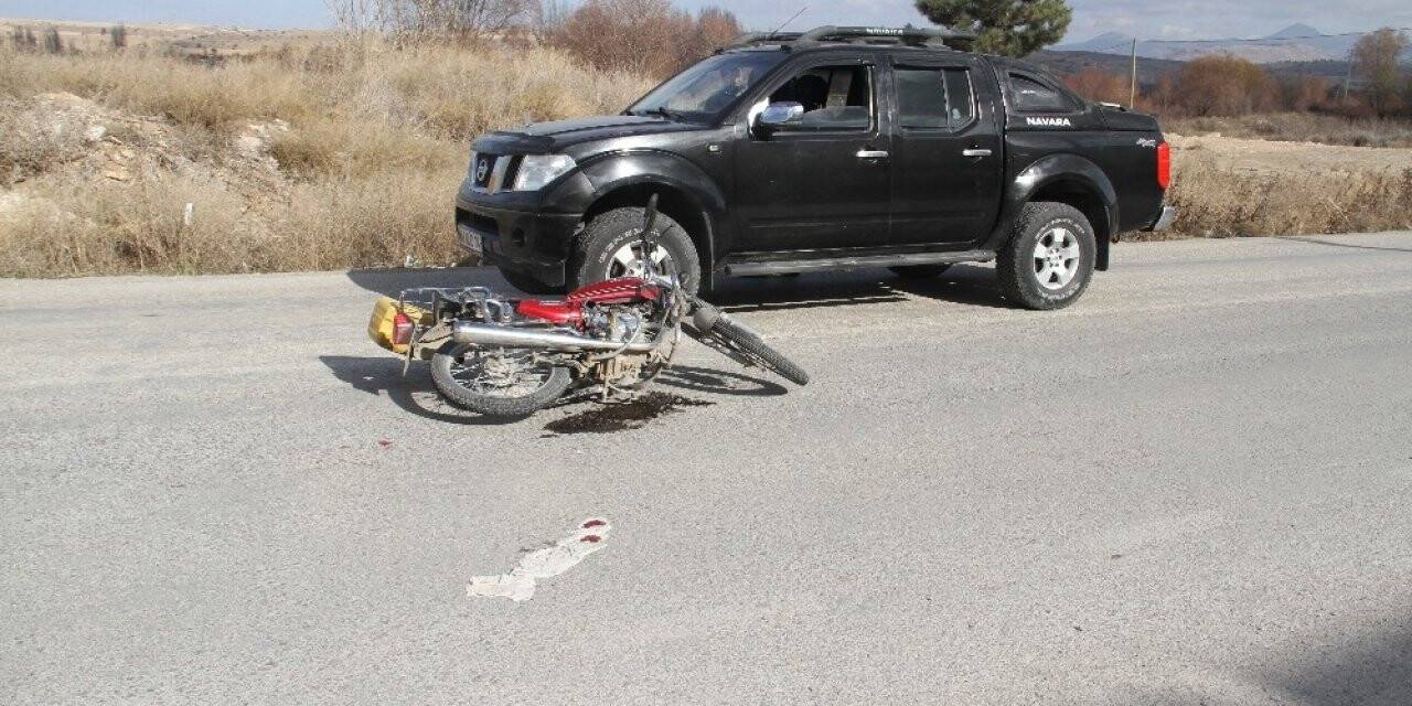 Konya'da kamyonetin çarptığı motosikletli yaralandı