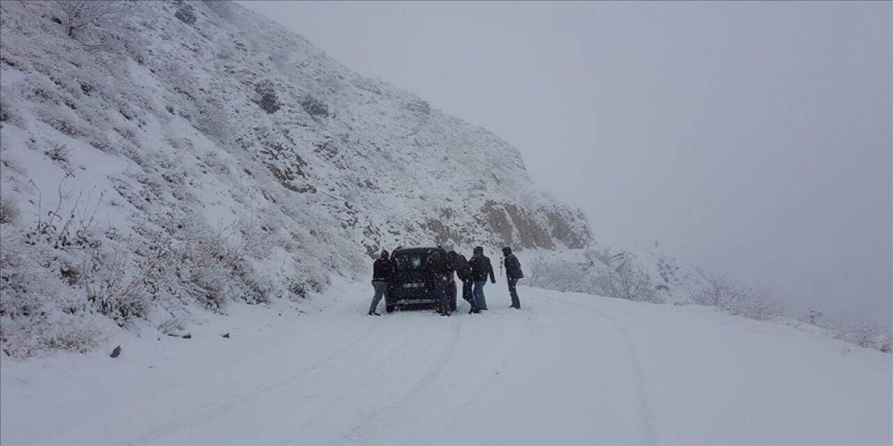 Karlıova beyaz örtüyle kaplandı