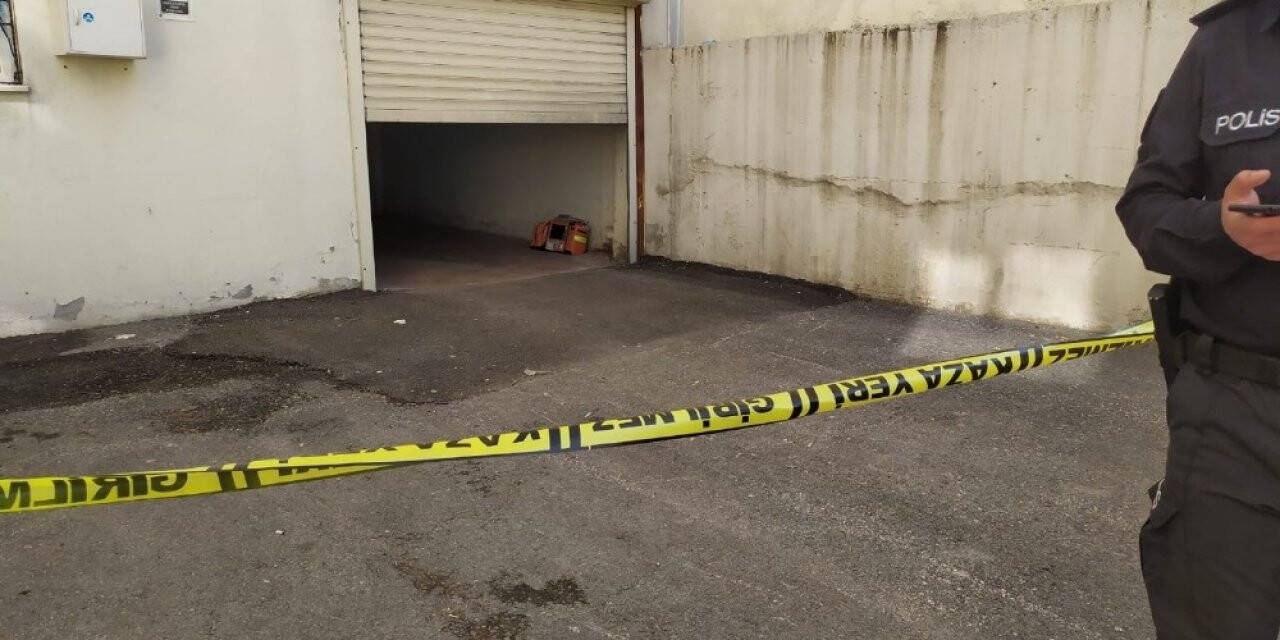 Sitenin otoparkında silahla vurulmuş halde bulundu