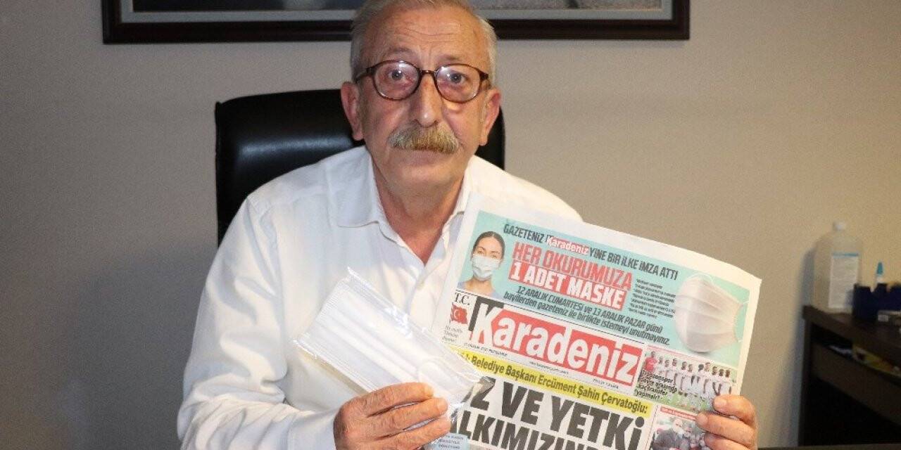 Bir gazete alana bir maske