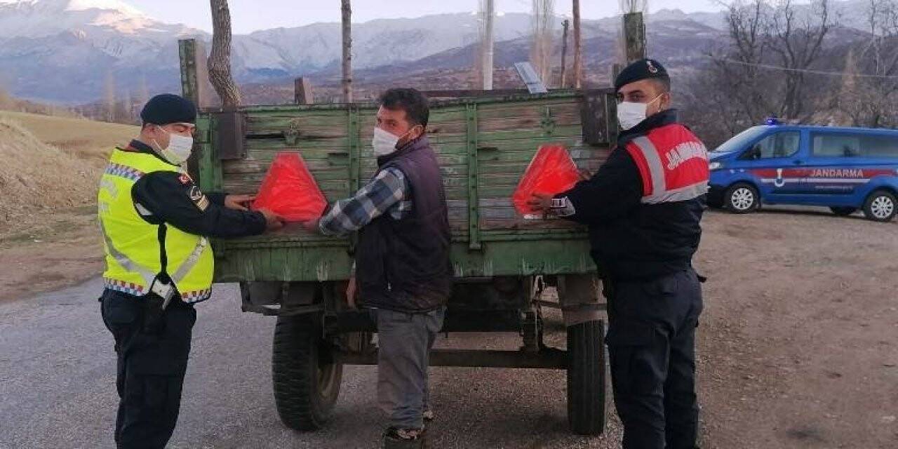 Konya'da Jandarma traktör sürücülerine reflektör dağıttı