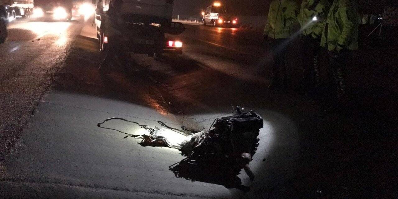 Konya'da tıra çarpan otomobilin motoru 25 metre uzağa fırladı
