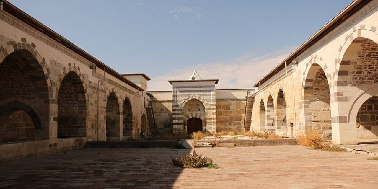 Zazadin Hanı nerede?