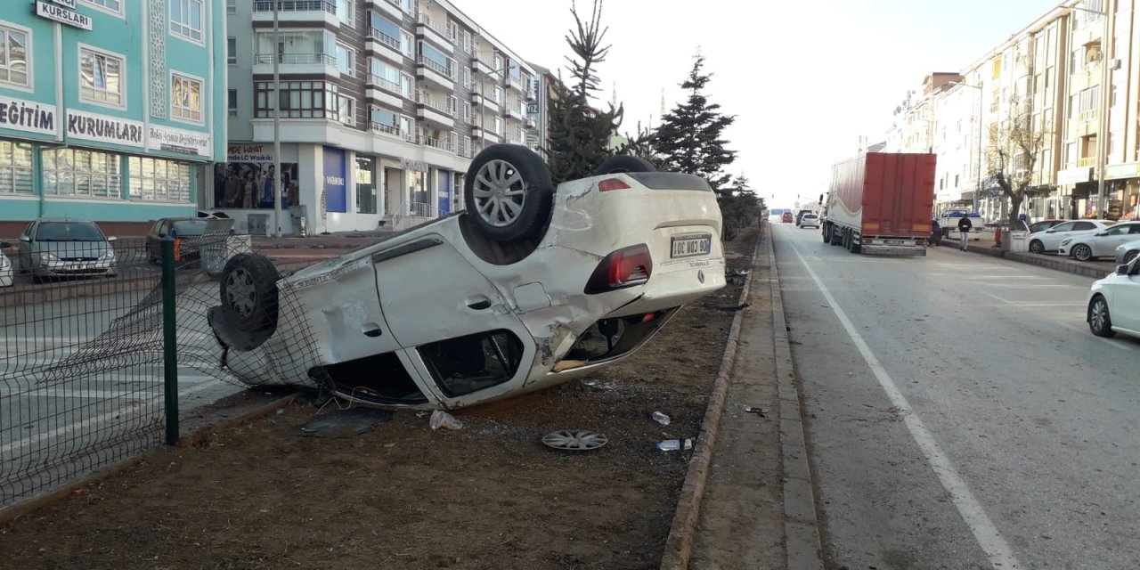Konya'da kaza! Otomobil takla atıp refüje çıktı