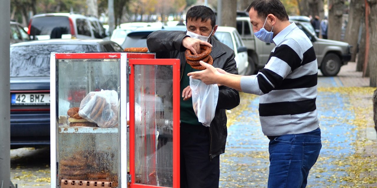 Konya'da doğuştan görme engelli Haşim Yıldız, taze simitleri 'gönül gözüyle' müşterilerine ulaştırıyor