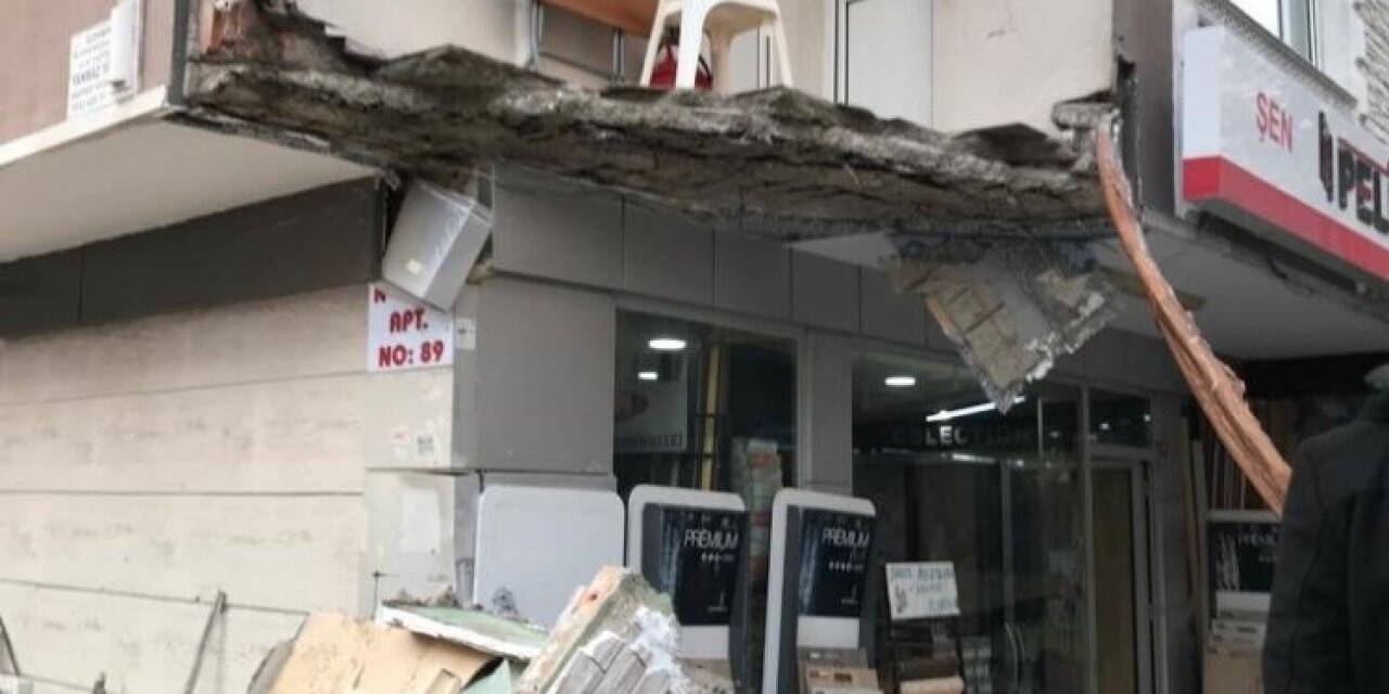 Küçükçekmece’de bir evin balkonu bir anda çöktü