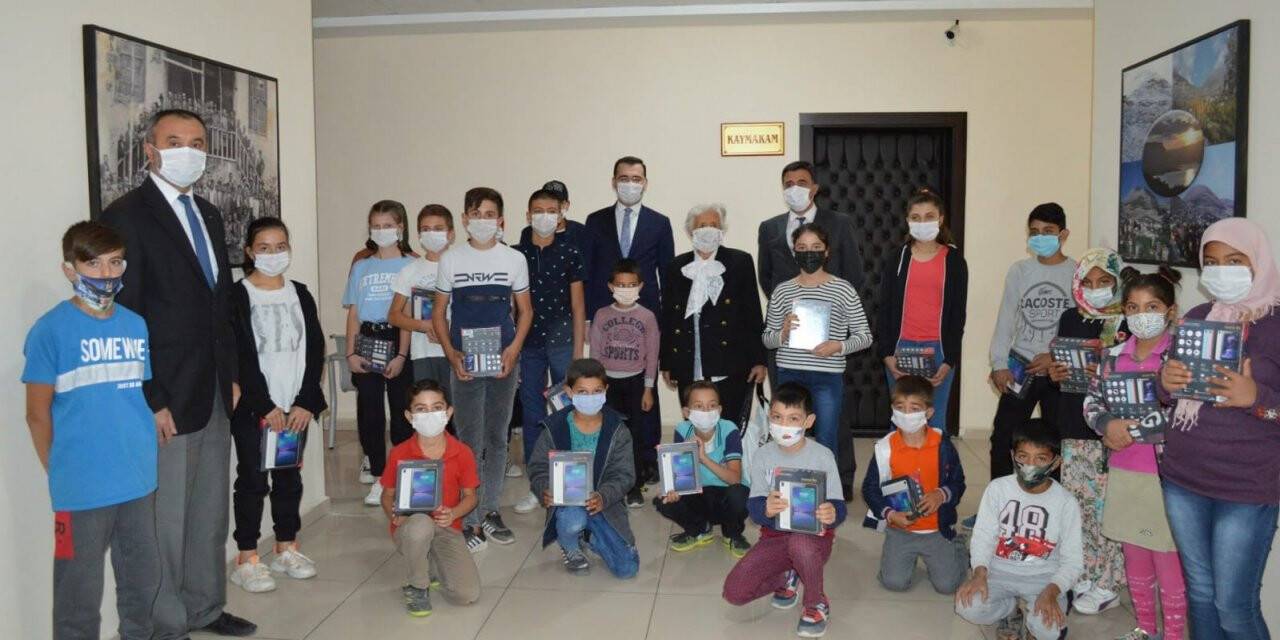 Hayırseverden öğrencilere tablet hediyesi