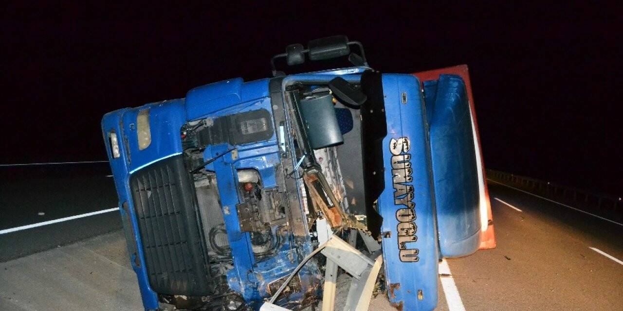 Konya'da feci kaza! Bariyerler devrilen tırın kabinine ok gibi saplandı: 2 ölü