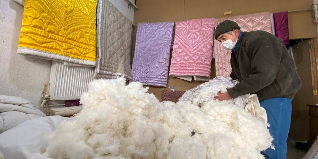 Yorgancılık mesleğini 50 yıldır sürdürüyor