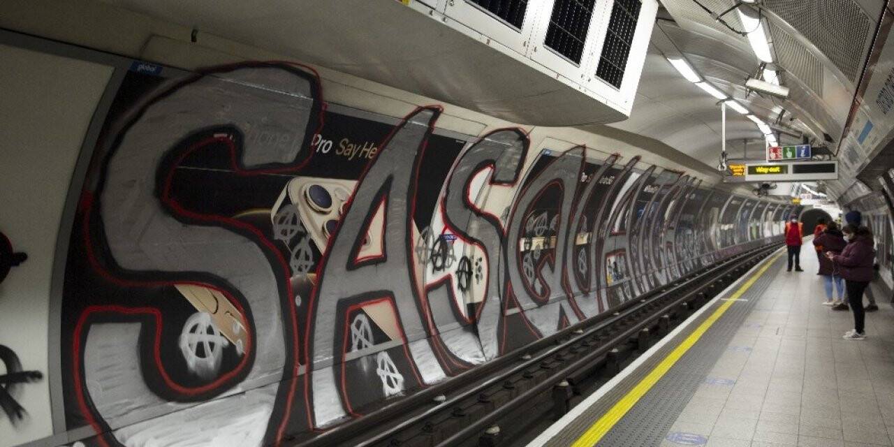 İngiltere’nin en ünlü metro istasyonuna grafiti saldırısı