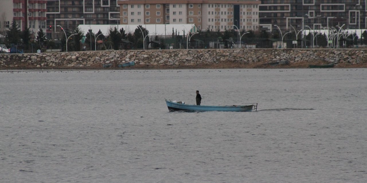Konya'da kısıtlamadan muaf tatlı su balığı avcıları göle ağ serdi
