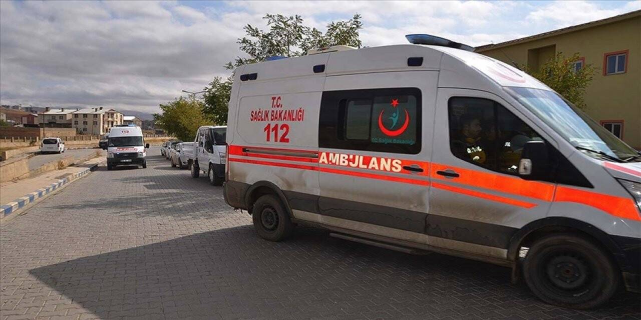 Hakkari'de minibüs ile tır çarpıştı: 4 ölü, 5 yaralı
