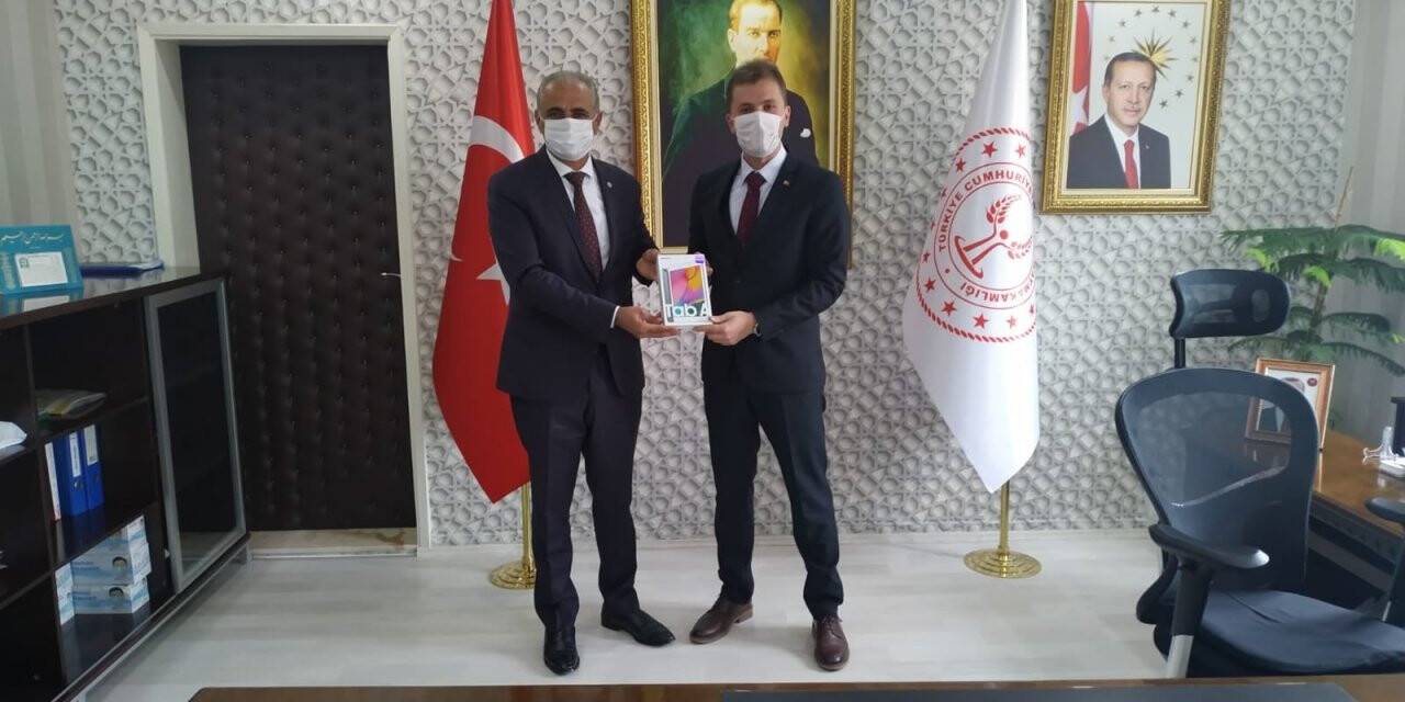 Yunak'ta hayırsever iş adamından tablet desteği