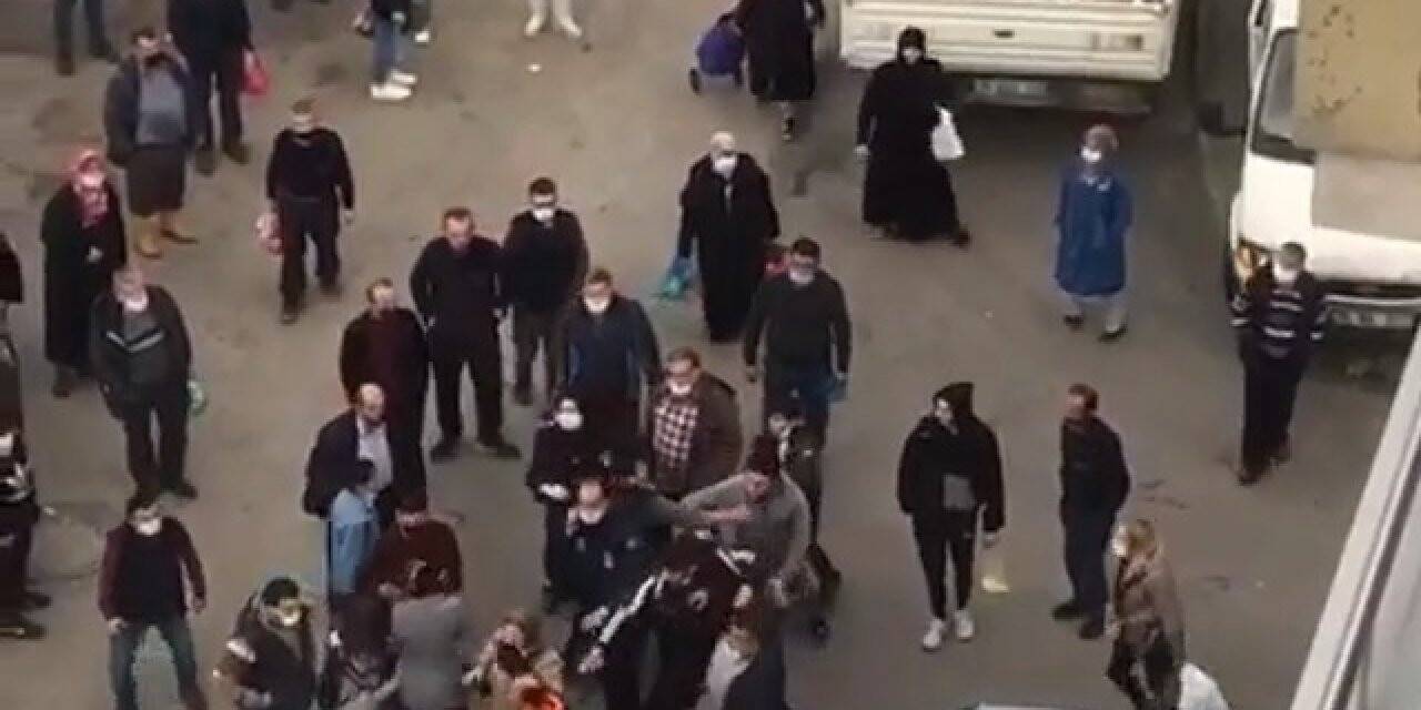 Pazarda genç kadınla adamın yumruklu kavgası kameralara yansıdı