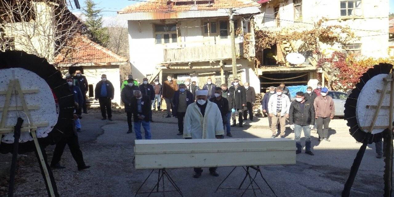 Konya'da Koronavirüse yenik düşen 48 yaşındaki trafik polisi toprağa verildi
