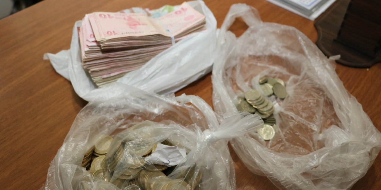 Konya'da temizlik görevlilerinin pazar yerinde  buldukları para sahibine teslim edildi