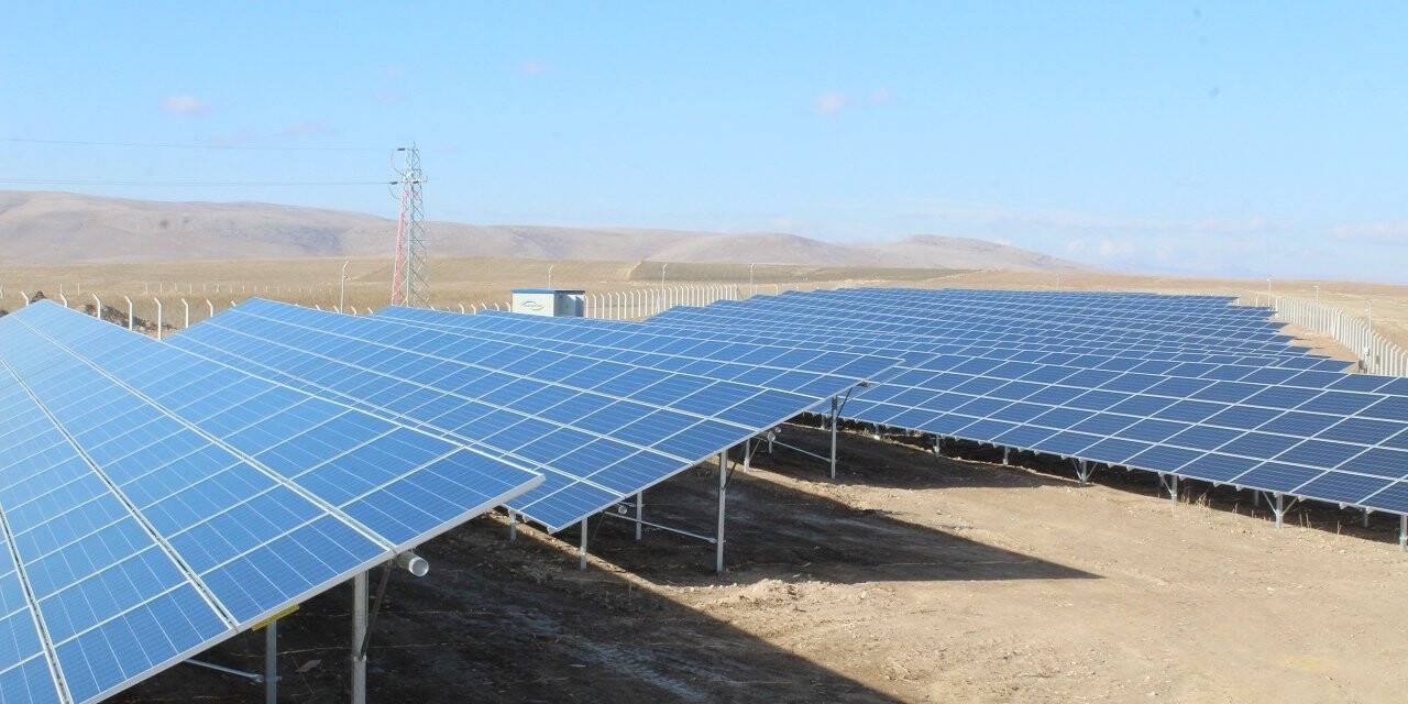 Yunak Belediyesi 15 dönüme kurulu güneş enerjisi santralinde elektrik üretiyor