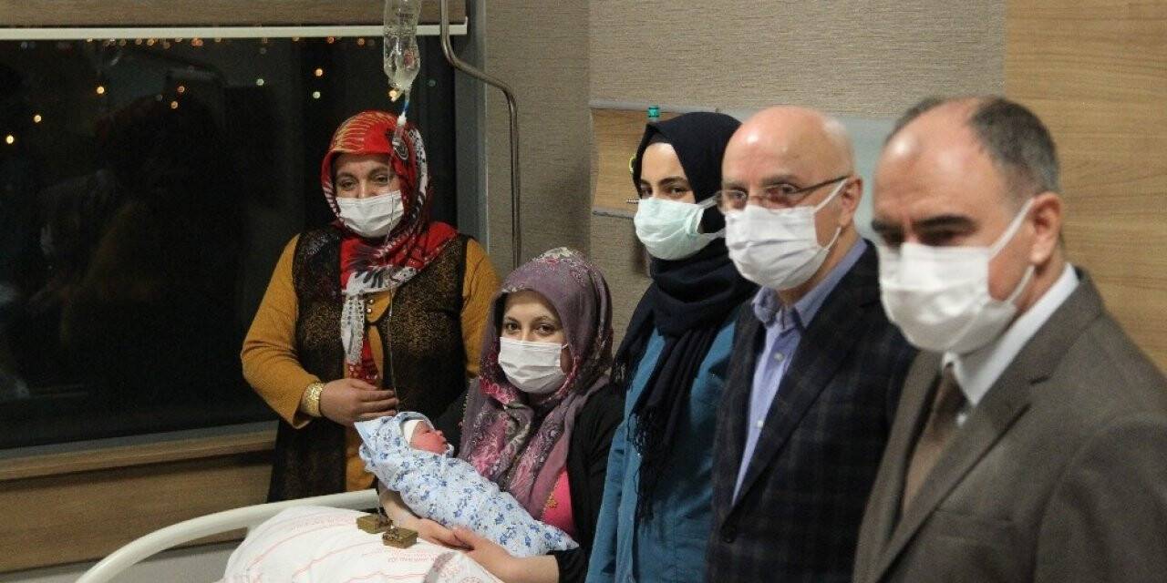 Konya’da yılın ilk bebeği doğdu, iki kutlama bir arada yapıldı