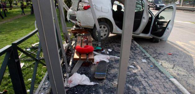 Otobüs durağına daldı: 2 ölü, 2 yaralı!