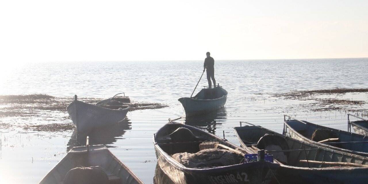 Ağları boş kalan Beyşehirli balıkçılar zor günler yaşıyor