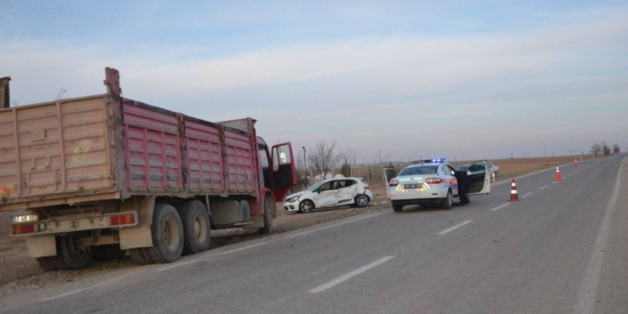 Konya’da kaza! Kamyon ile otomobil çarpıştı: 3 yaralı