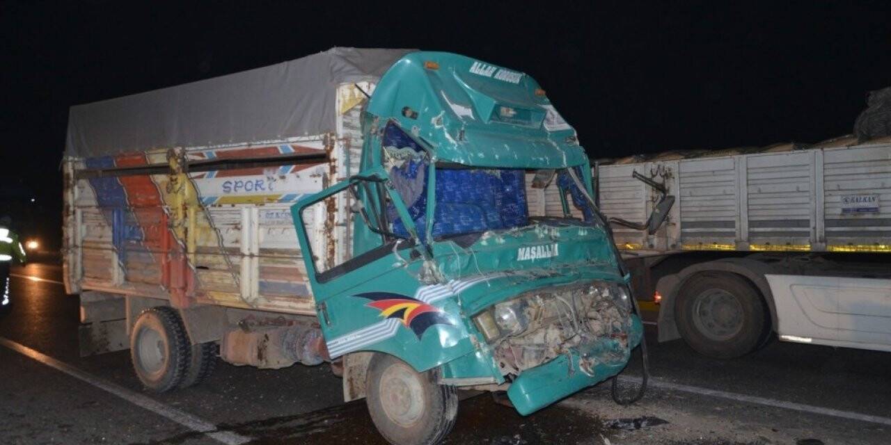 Tıra çarpan kamyonun sürücüsü kabinde sıkıştı