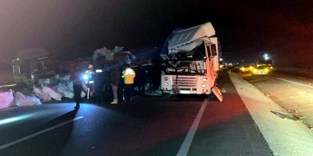 Konya'da kaza! Tır park halindeki tıra çarptı: 2 yaralı