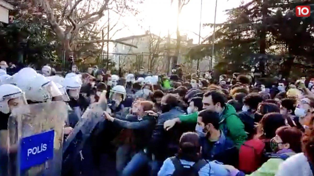 Boğaziçi Üniversitesi önündeki gösteride atılan "katil polis" sloganına tepkiler sürüyor