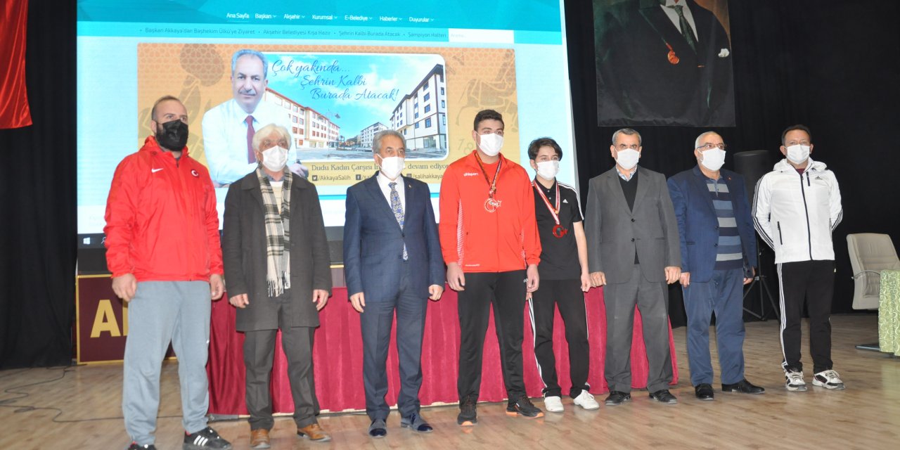 Akşehir Belediyesi başarılı sporcuları altınla ödüllendirdi