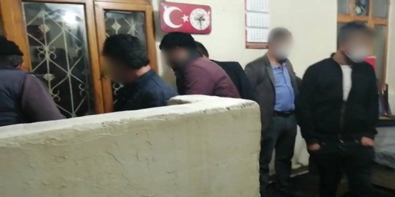 Kahvehanede oturan 11 kişiye 38 bin lira ceza