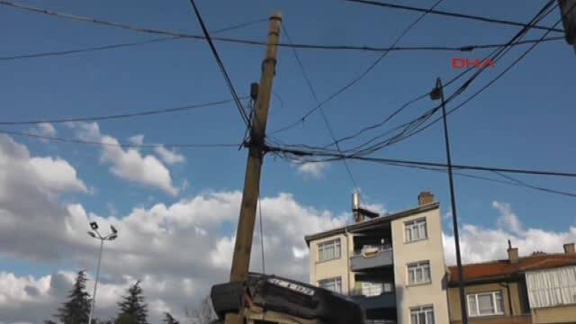 Otomobil Telefon Direğinde Asılı Kaldı