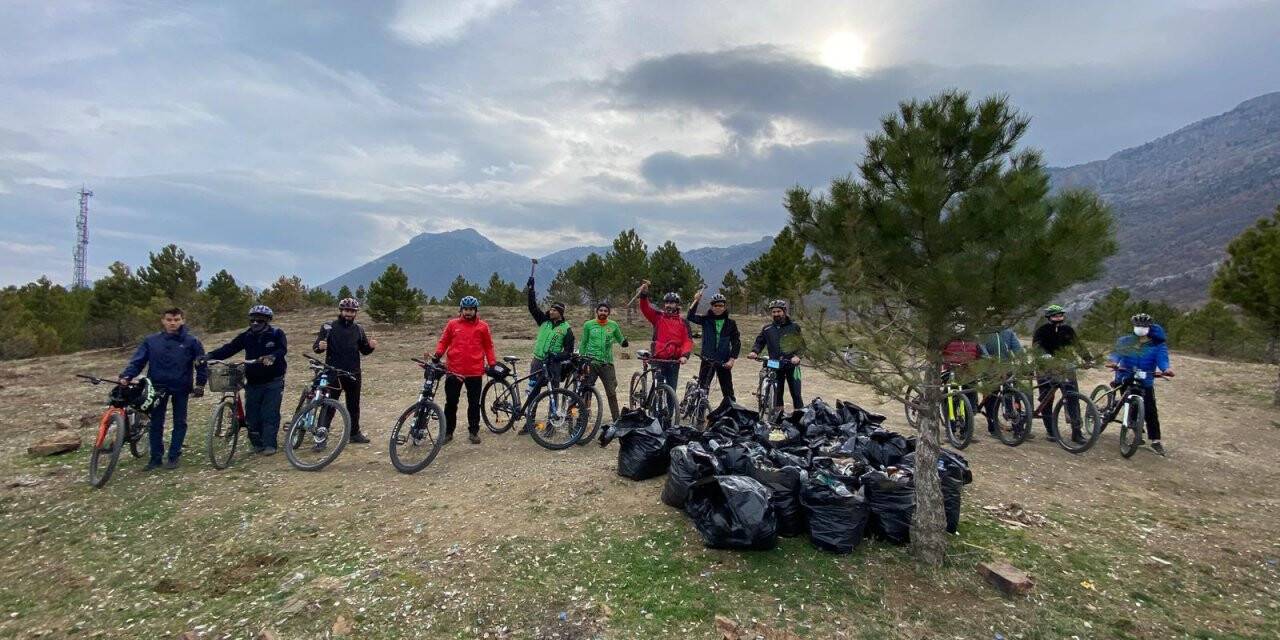 Seydişehirli bisikletçiler çöp topladı