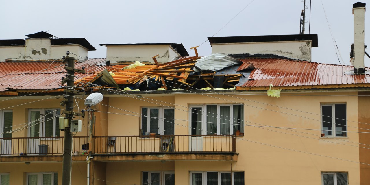 Konya'da  şiddetli rüzgarın etkisiyle bir okul ile evin çatısı uçtu