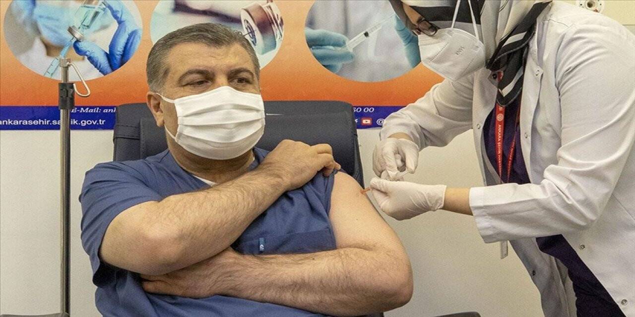 Fahrettin Koca, canlı yayında aşı oldu