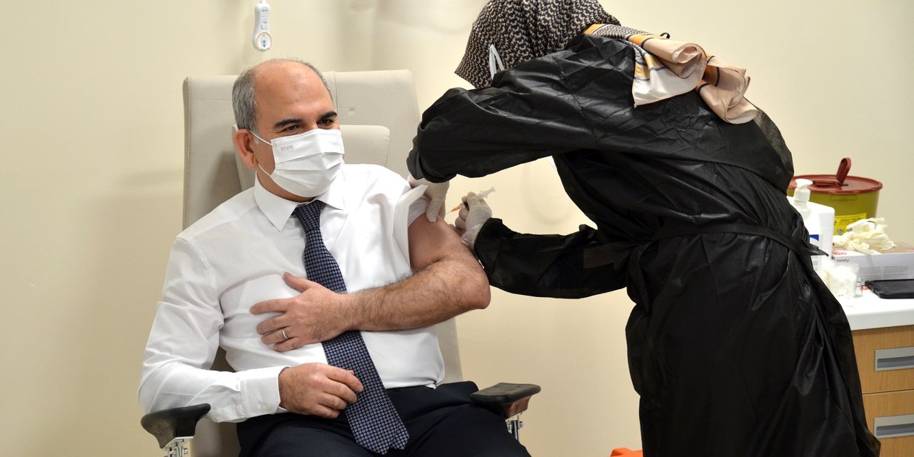 Konya'da sağlık çalışanlarına CoronaVac aşısının ilk dozu yapılmaya başlandı