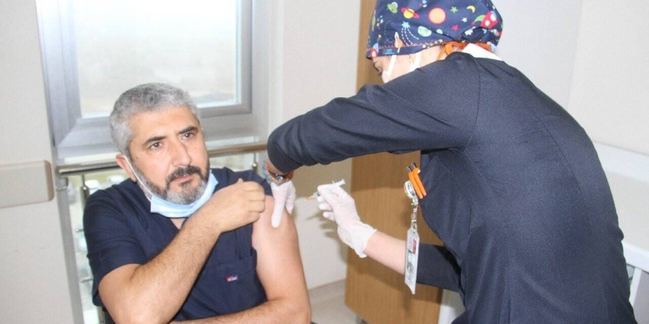 Konya'da ilçelerde sağlık çalışanlarına ilk koronavirüs aşısı yapılıyor